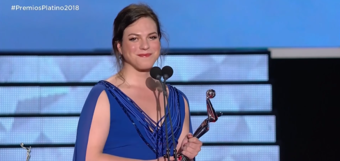 Daniela Vega se cayó en escenario de los Premios Platino: así logró salir del paso