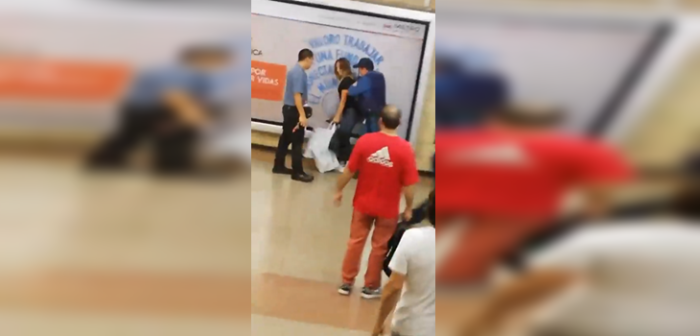 Pidió ayuda para persona no vidente y terminó siendo agredida en el Metro por un 'error'