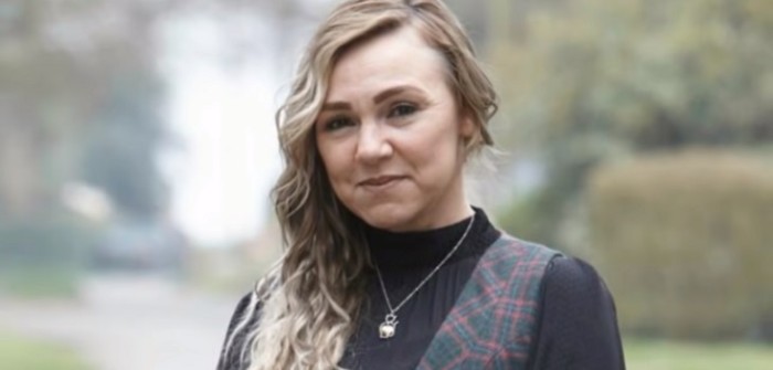 Mujer británica con implantes mamarios decidió quitarlos ella misma con jabón y bisturí