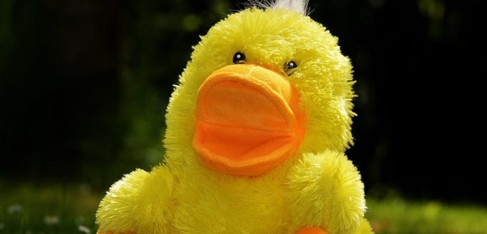 Tierno cartel de niña que busca a su 'patito de peluche' se vuelve viral en Facebook