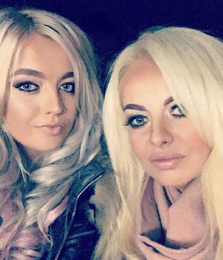 Holly y Sarah haciendo gala de su parecido | Instagram