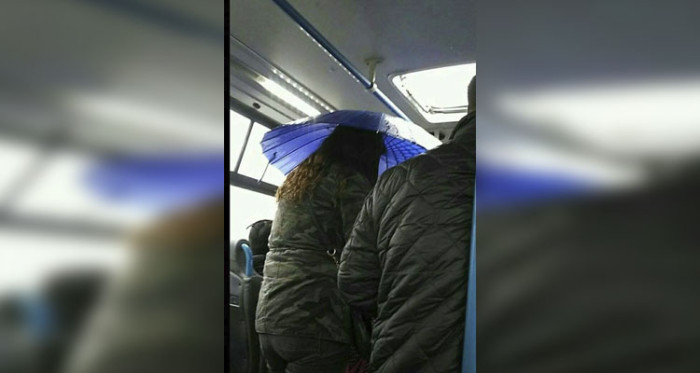 Indigno: pasajeros de micro del Gran Concepción se empaparon por falta de escotilla