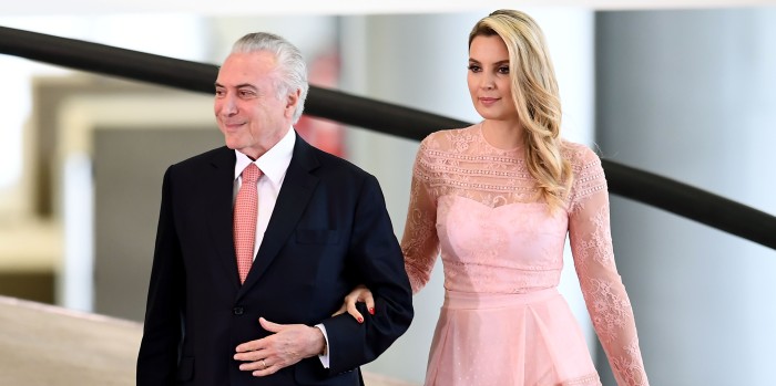 Con ropa y todo: primera dama de Brasil se lanzó a un lago para rescatar a su perro