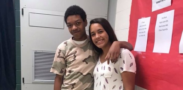 Joven conmovió a todos al hacerle especial regalo a un amigo con su primer sueldo