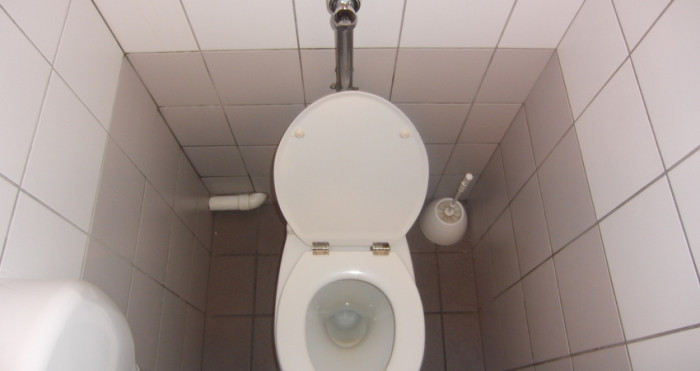 Perdió la memoria: mujer se esforzó 'demasiado' al ir al baño y terminó inconsciente