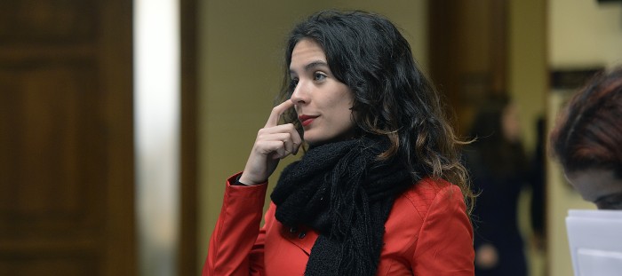 Tuitera mandó a Camila Vallejo a cotizar en Fonasa y ella respondió con certero mensaje