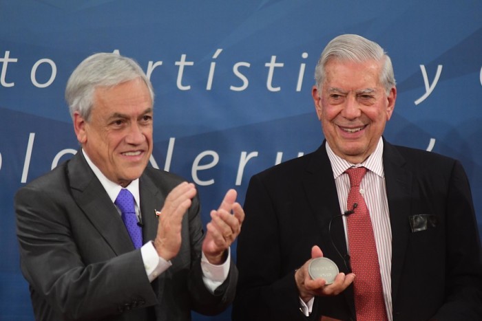 La ingeniosa reacción del presidente Piñera por temblor durante diálogo con Vargas Llosa