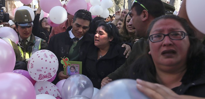 Mamá de Ámbar tuvo que ser sacada del funeral de su hija tras tenso momento con asistentes