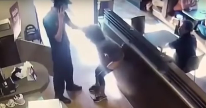 Le negaron el baño: protestó defecando en el lugar y lanzándole las heces a empleado