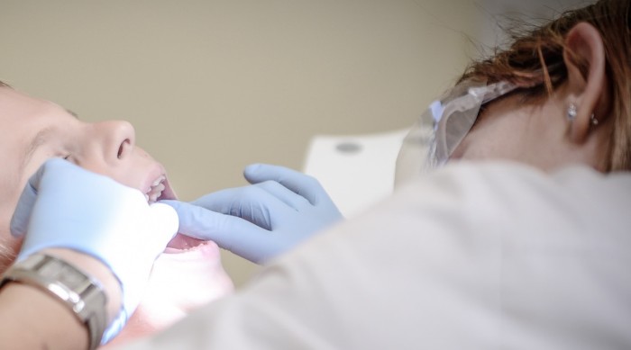 Dentista fue condenado a pagar $82 millones tras perforarle un nervio a paciente