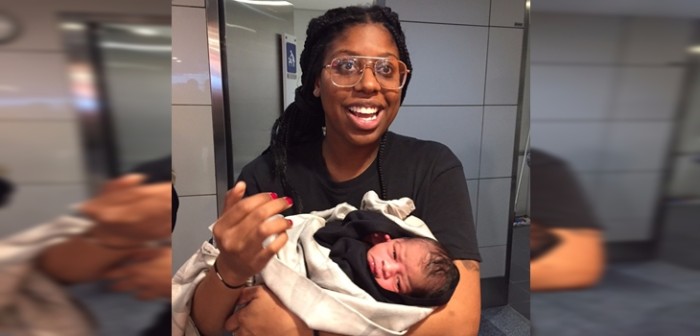 La insólita historia de joven que dio a luz siguiendo tutorial de Youtube se volvió viral