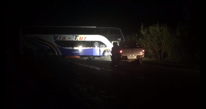 Bus colisiona con auto particular en ruta que une Valdivia y Paillaco: 2 víctimas fatales