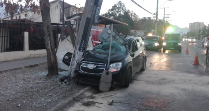 Vehículo impactó con poste en Macul: chofer escapó dejando a las dos pasajeras lesionadas