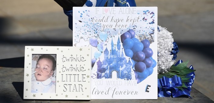 Cientos de personas despidieron entre lágrimas al pequeño Alfie Evans en Liverpool