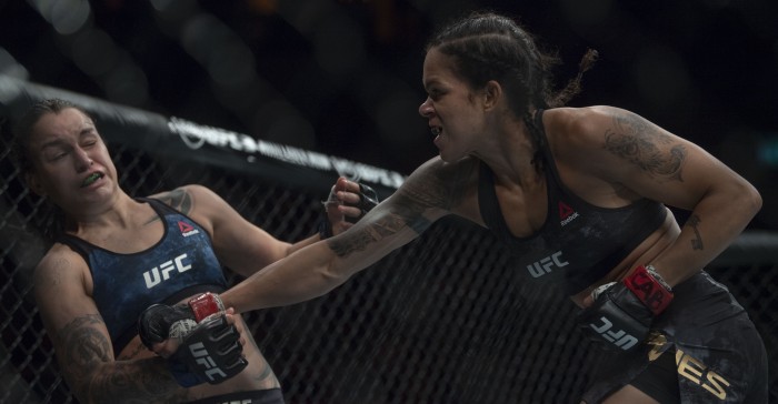 Luchadora de UFC le suplicó al DT que parara pelea pero no escuchó: terminó hospitalizada
