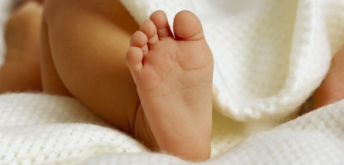 Gracias a denuncia en redes sociales policía pudo rescatar a bebé que vivía bajo un puente