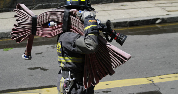 Para no creer: bombero fue asaltado y golpeado mientras participaba en campaña del sobre