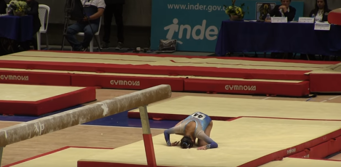 Joven gimnasta sufrió brutal caída en plena competencia que casi le cuesta la vida
