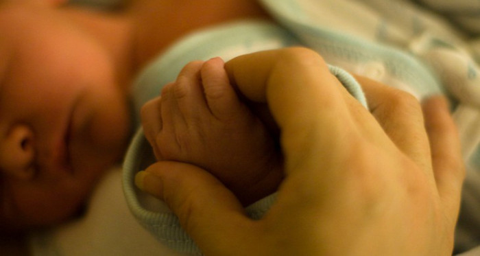 Investigan si consumo de alcohol de la madre incidió en muerte de bebé de 4 meses