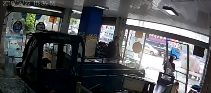 Chofer dejó encerrado a su perro en la camioneta y su descuido le costó caro: se lo chocó