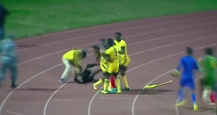 Se defendió con un banderín: árbitro en Etiopía recibió brutal agresión tras polémico gol