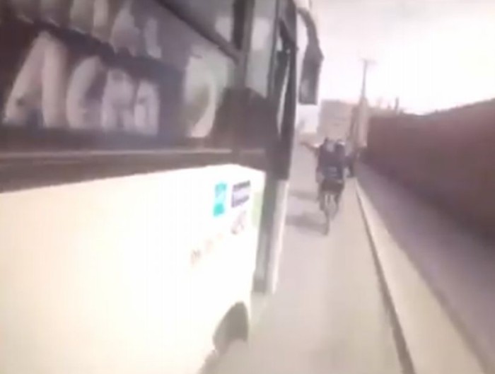 Registro muestra momento en que chofer de micro habría 