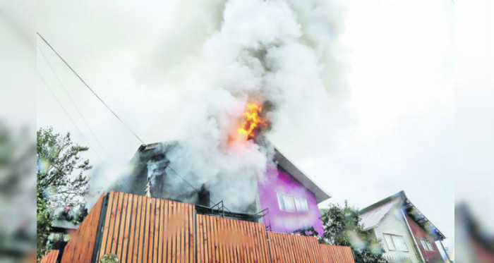 Familia se enteró de terrible noticia cuando estaban en aeropuerto: se quemó su casa