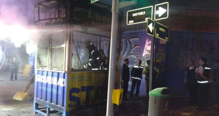 Sujetos quemaron caseta de guardia por insólito motivo: no quiso cargarles el celular