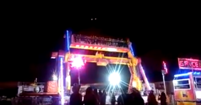 Captan el aterrador momento en que madre e hija caen desde un juego mecánico en México