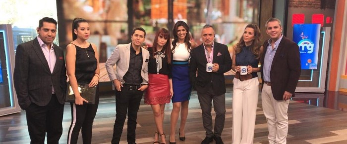 ¿Azafata? Compañeros llenaron de bromas a Ivette Vergara por su look en Mucho Gusto