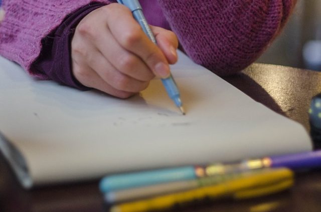 El drama que vive familia ariqueña que educa a su hija en casa: enfrentan a la justicia