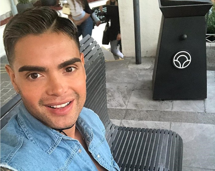 Aceptó desafío: Nelson Pacheco se viste de mujer para conmemorar día contra la homofobia