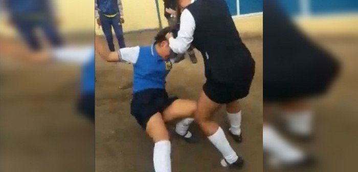 Alumnas protagonizan brutal pelea afuera de liceo en Antofagasta: compañeros grabaron todo