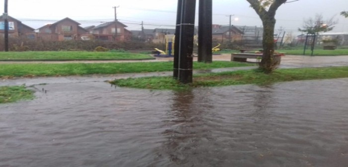 Las impactantes imágenes que muestran caos por crecida de Estero Quilque en Los Ángeles