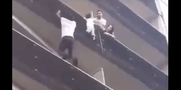 Rescate de película: hombre escala 4 pisos y salva a niño de caer al vacío