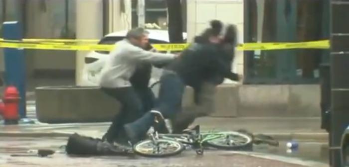 Pudo ser fatal: Ciclista recibió feroz tacleada tras intervenir en procedimiento policial