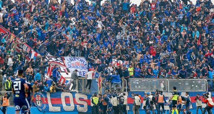 La cruel (y repudiable) broma de hincha azul a Raimundo Tupper en el Clásico Universitario