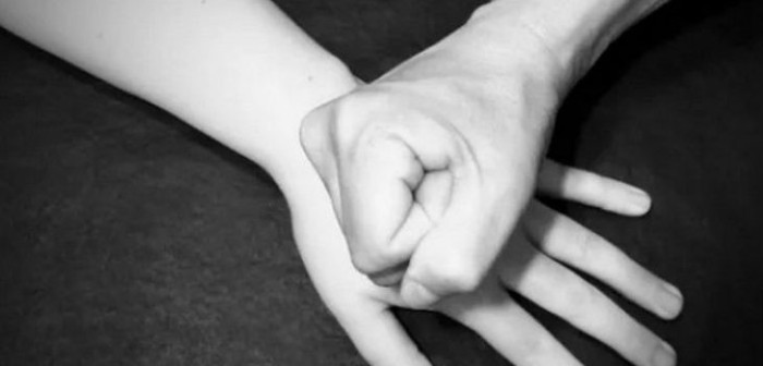 Fiscal acusado por VIF pide investigar a su exesposa: había hecho curso de actuación