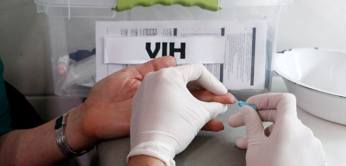 ¿Grupos o conductas de riesgo?: experto responde a polémica campaña del Minsal sobre VIH