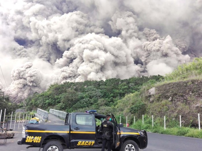 Video muestra escape de familia ante desolador escenario por erupción de Volcán de Fuego