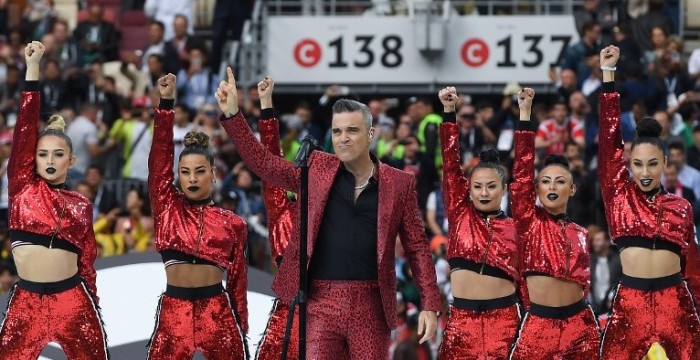 El grosero gesto de Robbie Williams en la inauguración del Mundial que se volvió viral