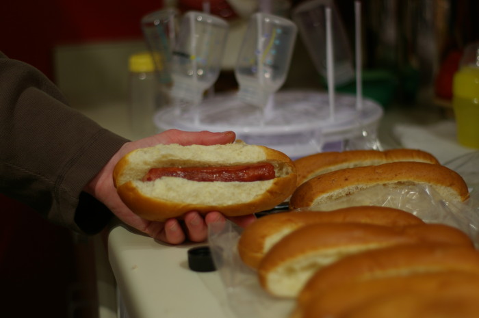Hombre quería un hotdog vegetariano y lo que recibió fue memorable: pan con espárrago
