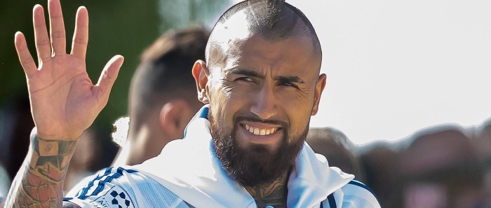 Arturo Vidal conoció a su hermano de 10 meses: es hijo de su padre