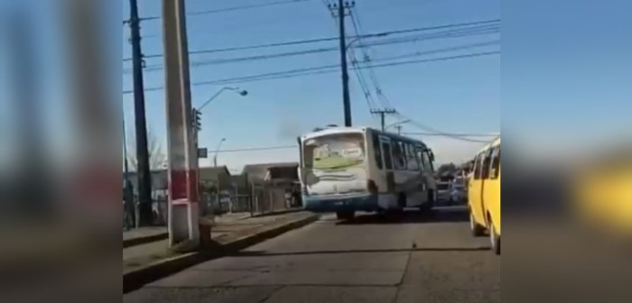 Registran imprudente maniobra de microbús en cruce ferroviario: arriesgó vida de pasajeros