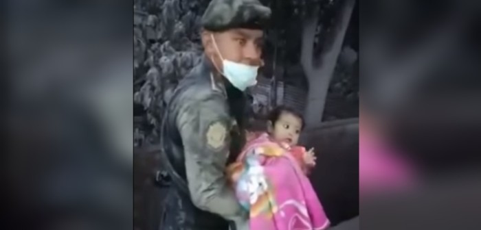 Un milagro: registran emocionante rescate de una bebé tras erupción de Volcán de Fuego