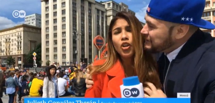 Periodista colombiana recibió abrupto beso en despacho mundialero: causó polémica en redes