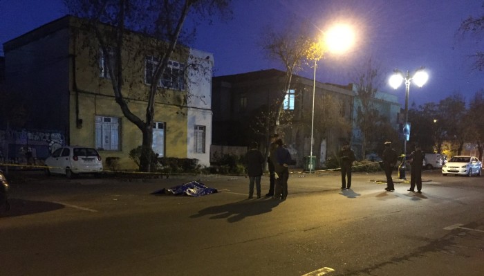 Mujer fue asesinada en la vía pública de Santiago: habría sido asaltada por cinco sujetos