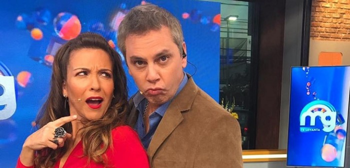 Inusual lugar: 'juguetona' mano de Viñuela se roba la atención en foto del 'Mucho Gusto'