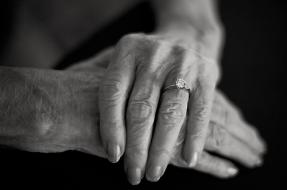 Responden a caso de jubilada que le negaron tarjeta de crédito: quería contratar Netflix