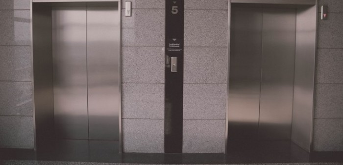 ¿Confundió el baño? Hombre dejó sus heces en ascensor y provocó la ira de vecinos